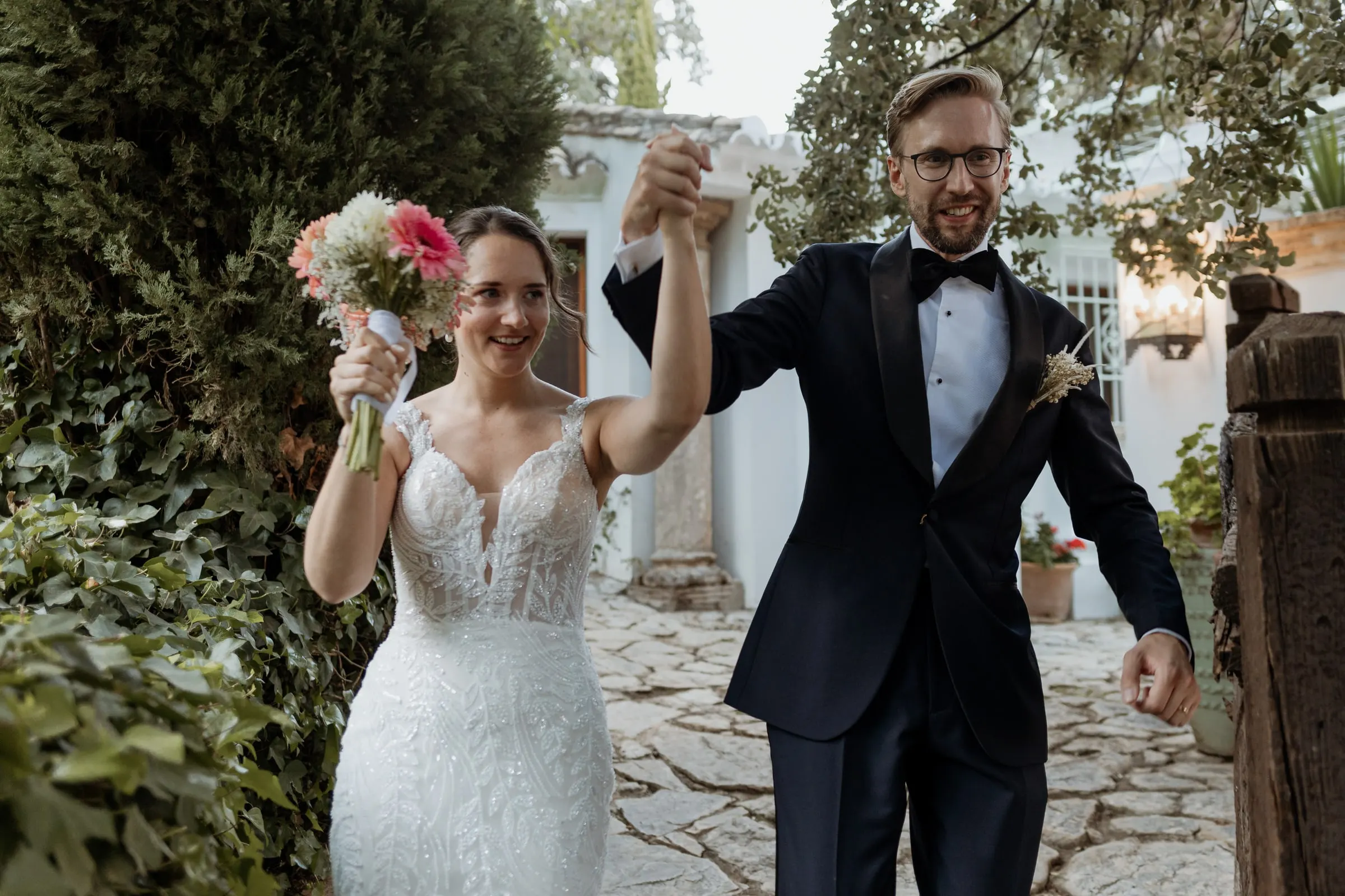 Los novios levantan los brazos al llegar al banquete