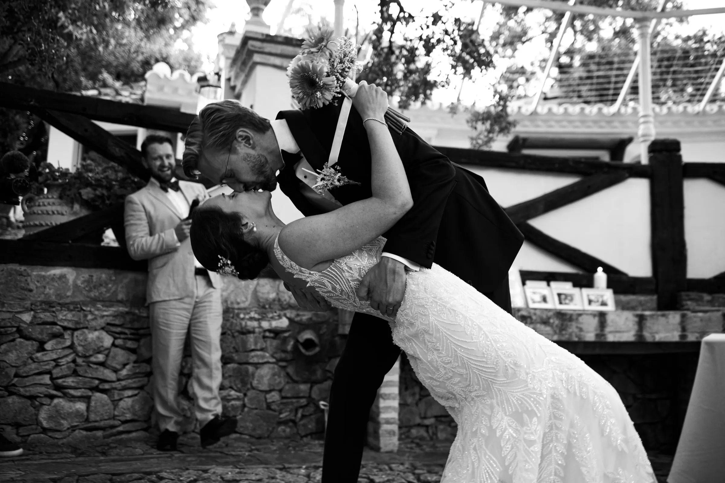 Beso inclinado en blanco y negro junto a la baranda de madera de la finca de Ronda