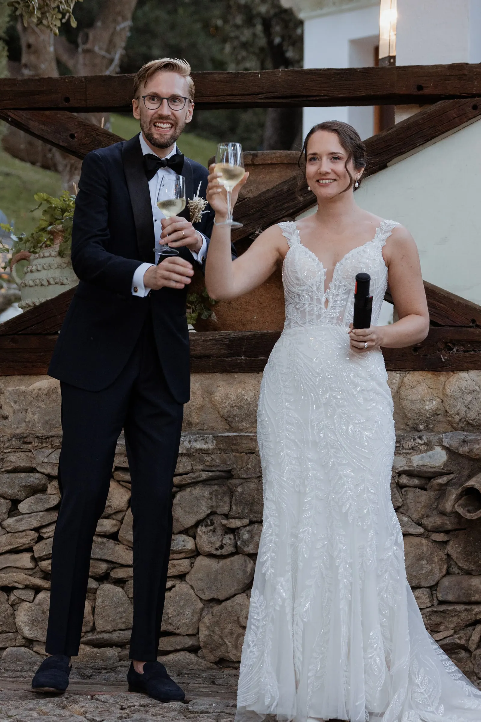 Los novios levantan sus copas hacia los invitados en Los Pilares de Ronda