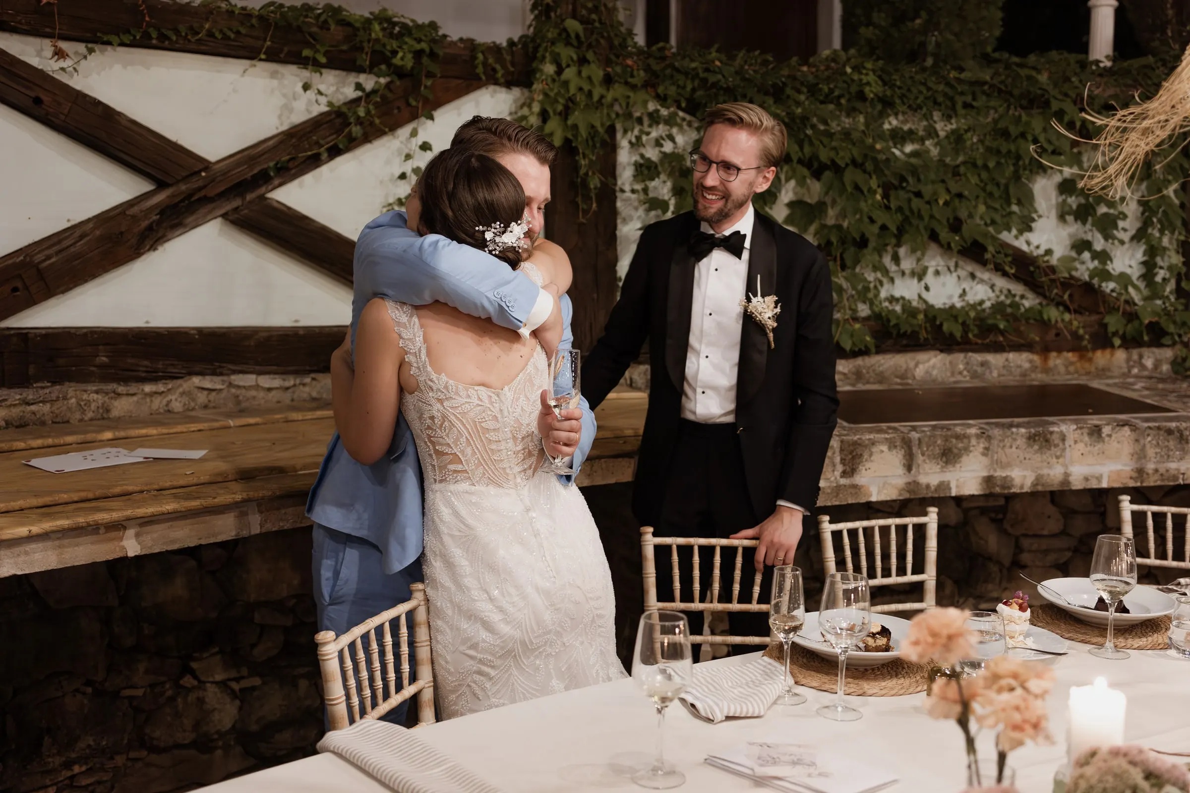 La novia abraza al padrino tras su discurso