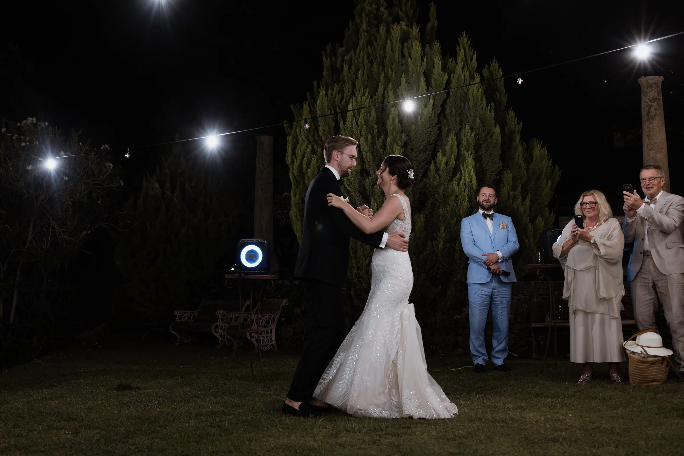 Primer baile en el césped bajo guirnaldas de luces en Los Pilares de Ronda
