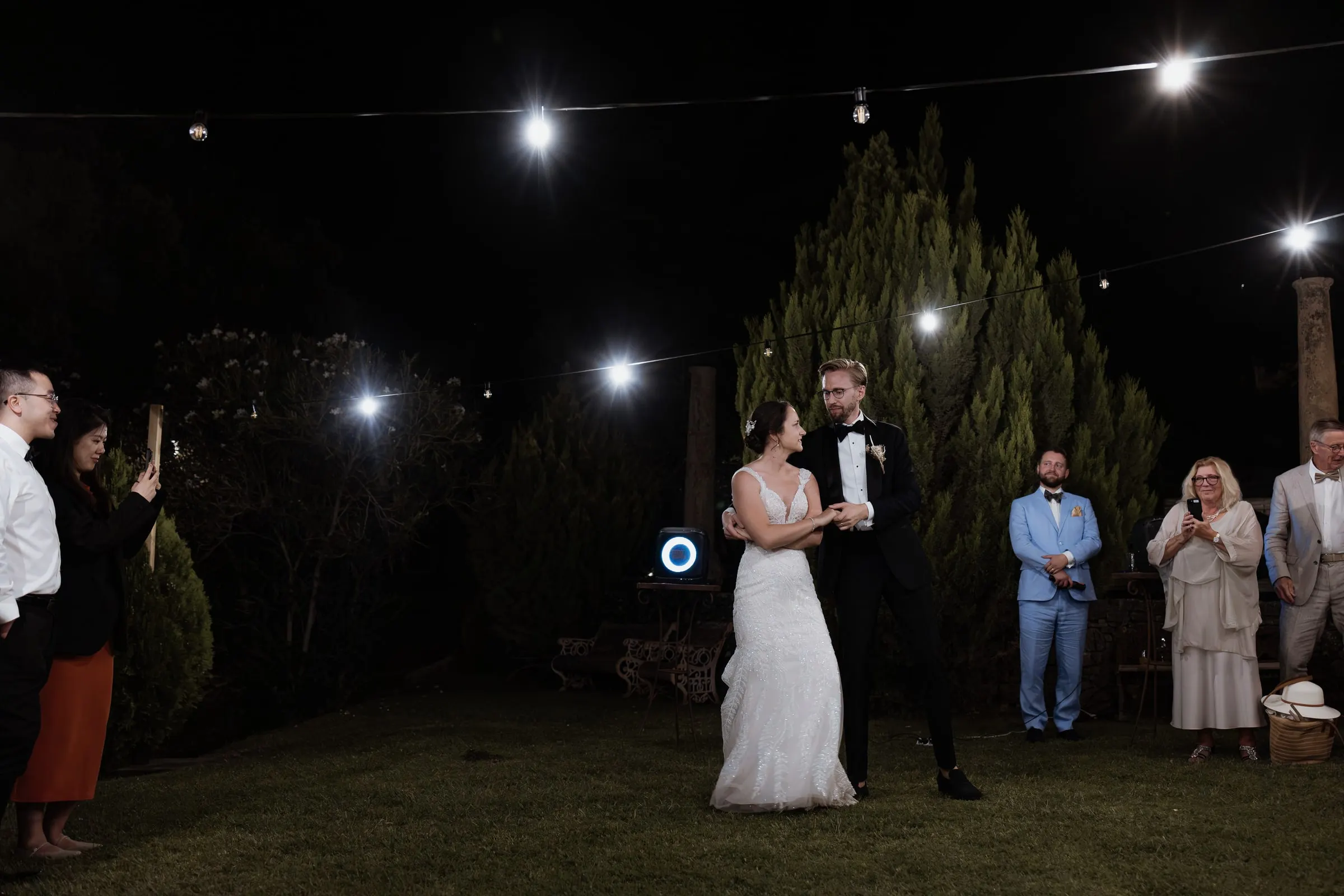 Vista amplia del primer baile mientras los invitados graban con el móvil