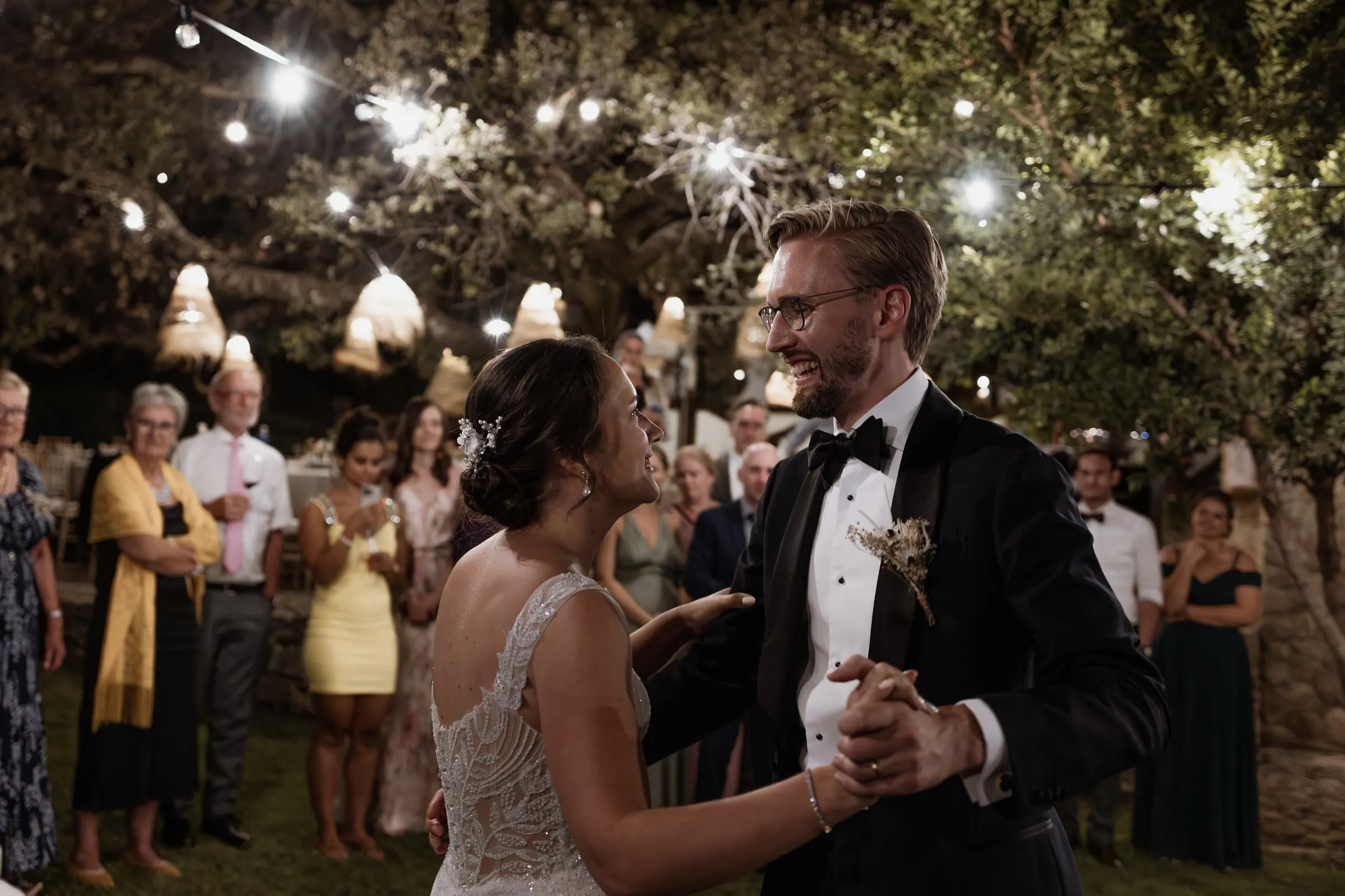 El novio hace girar a la novia mientras los invitados aplauden en el jardín de Ronda