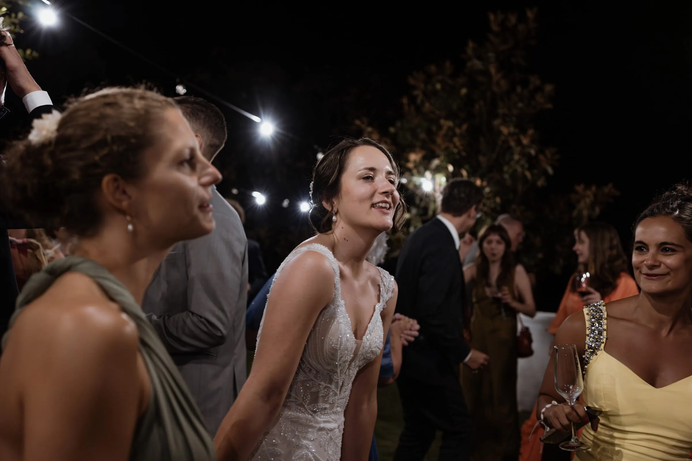 La novia baila entre sus amigas por la noche en Los Pilares de Ronda