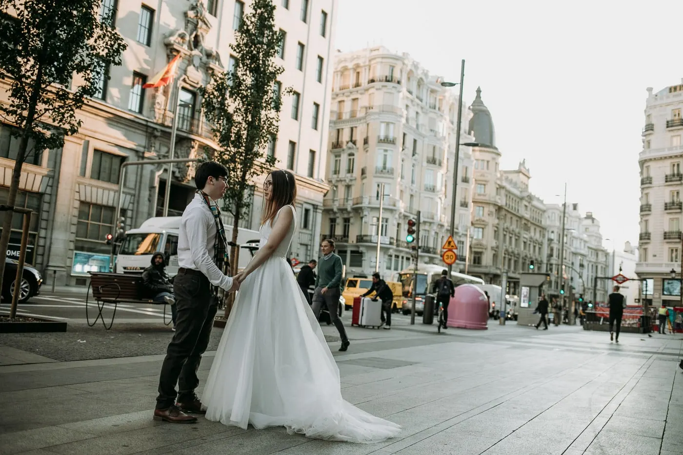 Los novios de la mano en un tramo tranquilo de la Gran Vía, Madrid