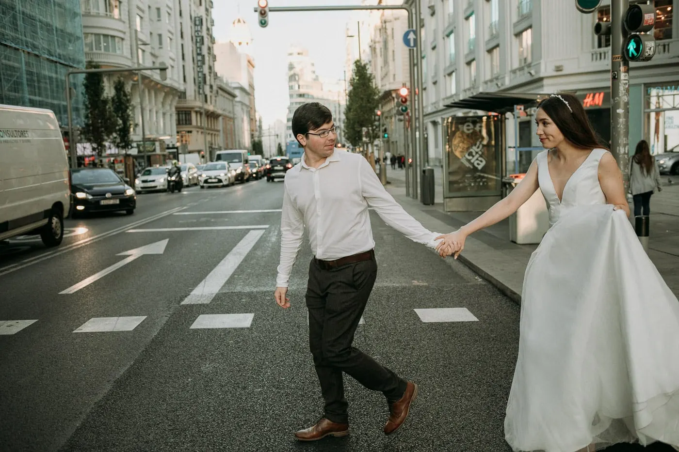 Los novios cruzan la Gran Vía de la mano