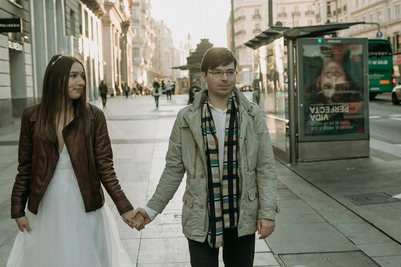 Los novios pasean con cazadora de cuero y parka con bufanda, Madrid