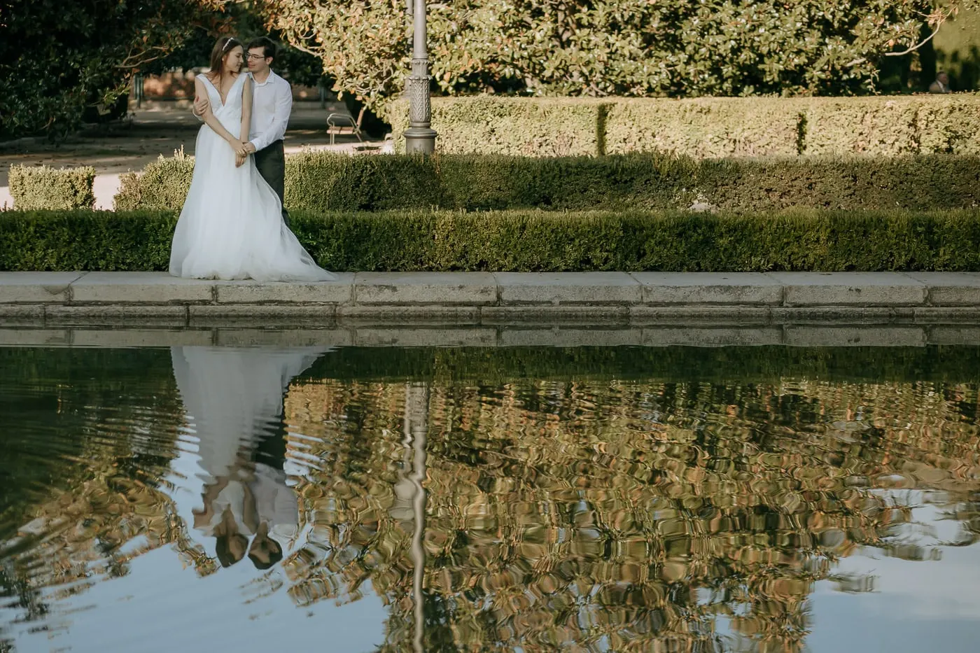 Los novios reflejados en el agua quieta de un estanque, Madrid