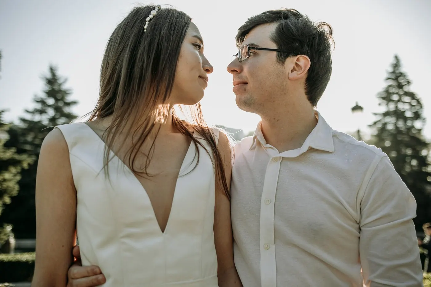 Los novios se sonríen entre los árboles, Madrid