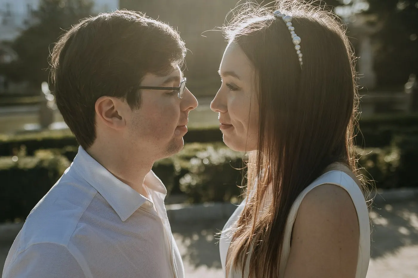 Los novios frente a frente, con los ojos casi cerrados