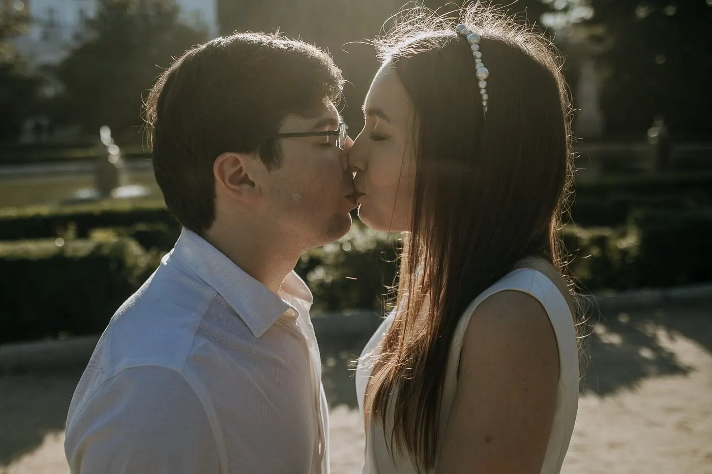 Primer plano del beso de los novios en los jardines del palacio