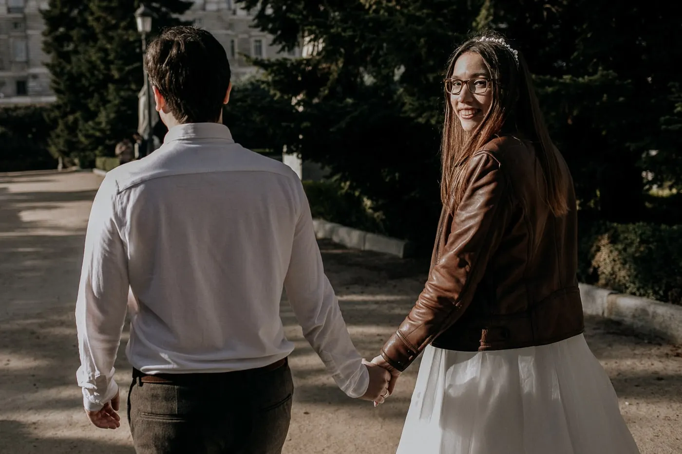 La novia, con cazadora de cuero, mira atrás mientras guía al novio