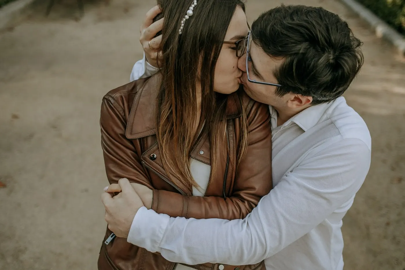 Los novios se besan, ella con la mano en la nuca de él
