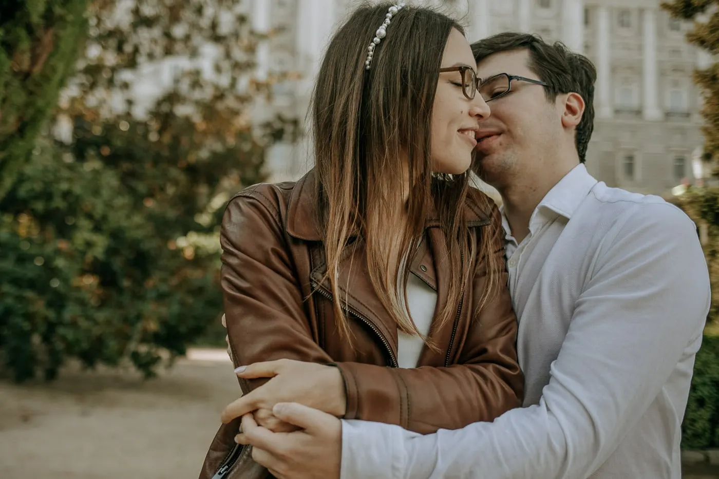 Los novios nariz con nariz, sonriendo