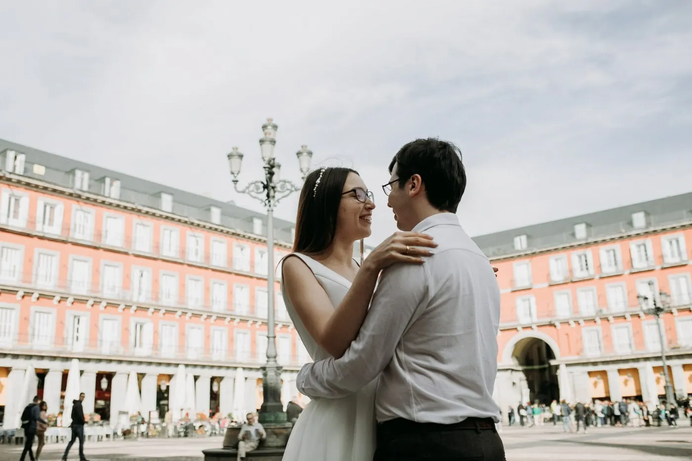 Los novios abrazados en mitad de la Plaza Mayor