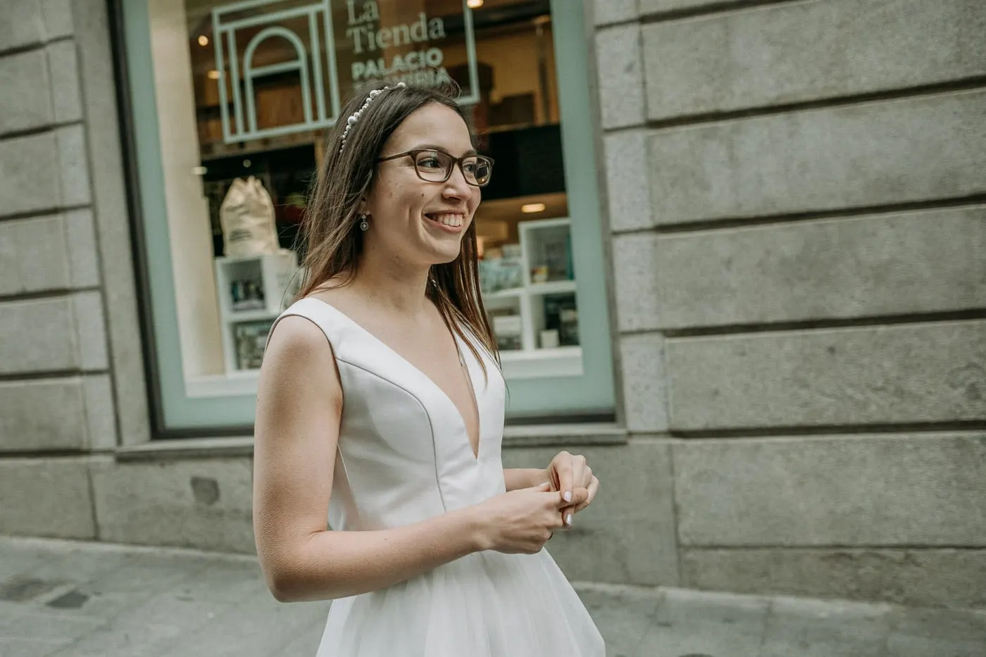 La novia ríe delante de un escaparate del casco antiguo