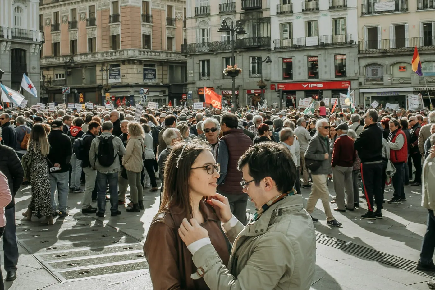 Los novios, a lo suyo, en una plaza llena de gente del centro de Madrid