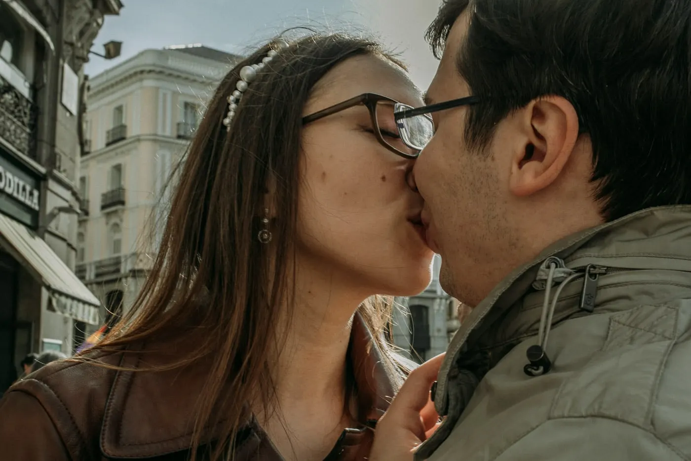 Primer plano del beso de los novios en una calle de Madrid