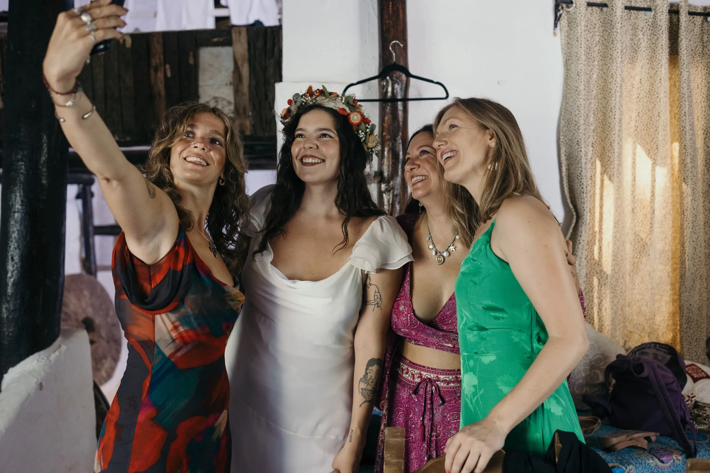 La novia se hace un selfi con tres amigas antes de su boda en Molino La Flor