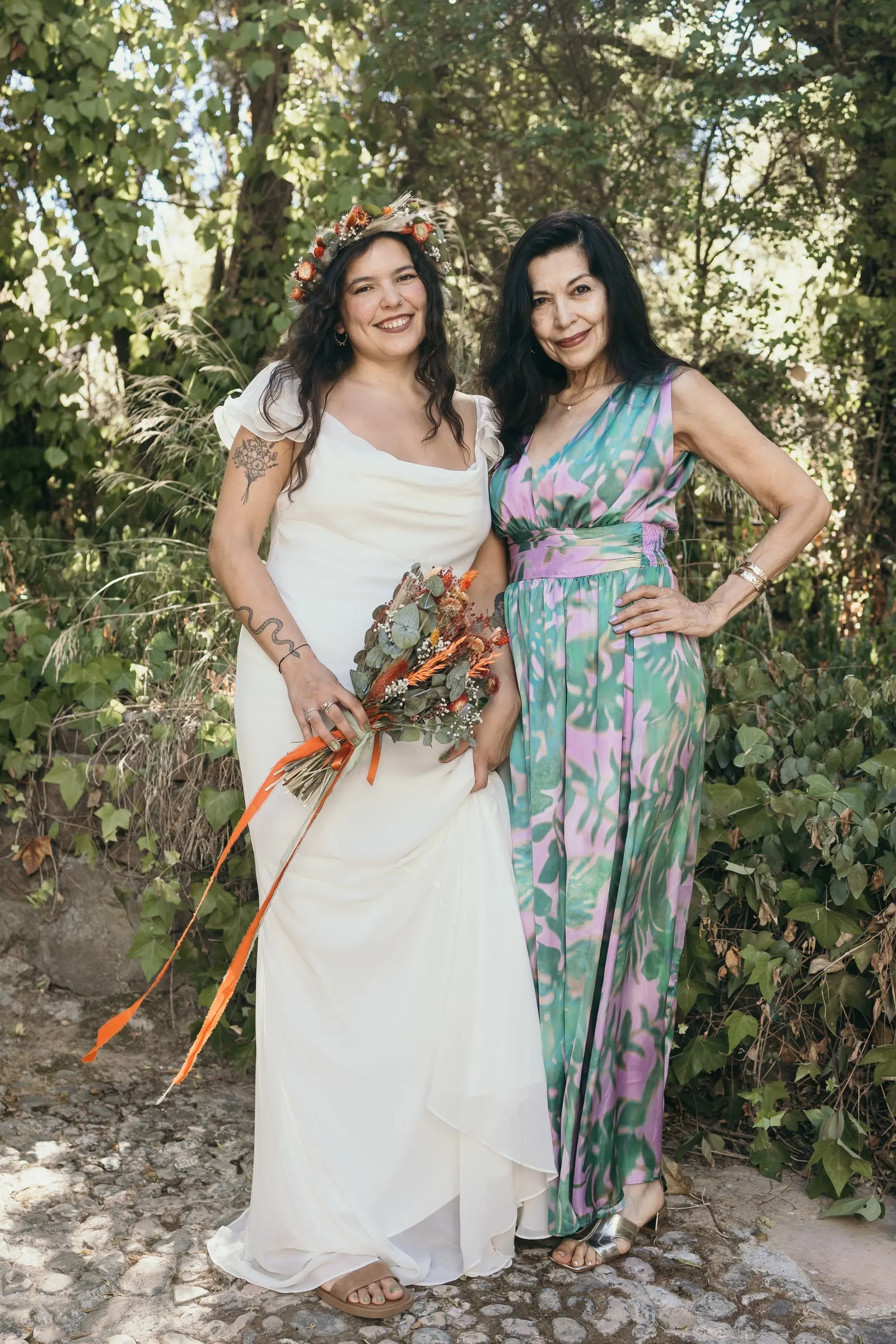 La novia con una mujer de mono de flores entre la vegetación del valle del Guadiaro