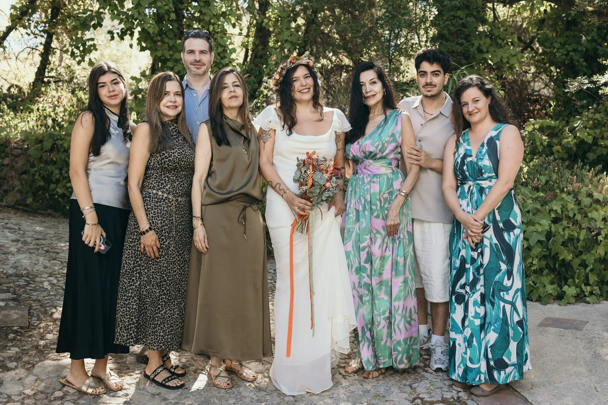 La novia con su familia y amigos, con vestidos de verano, en el jardín