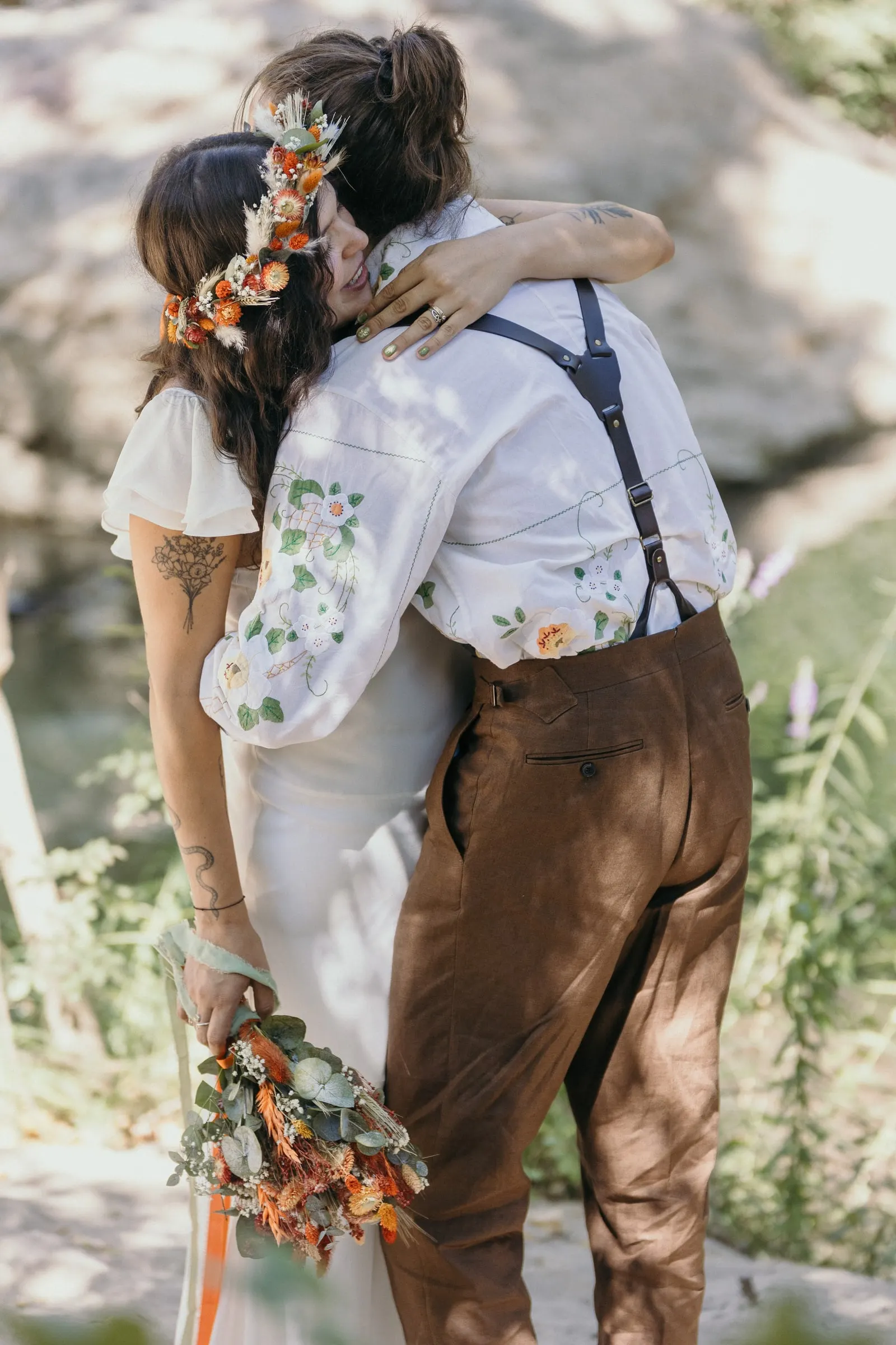 Los novios se abrazan tras verse por primera vez junto al agua