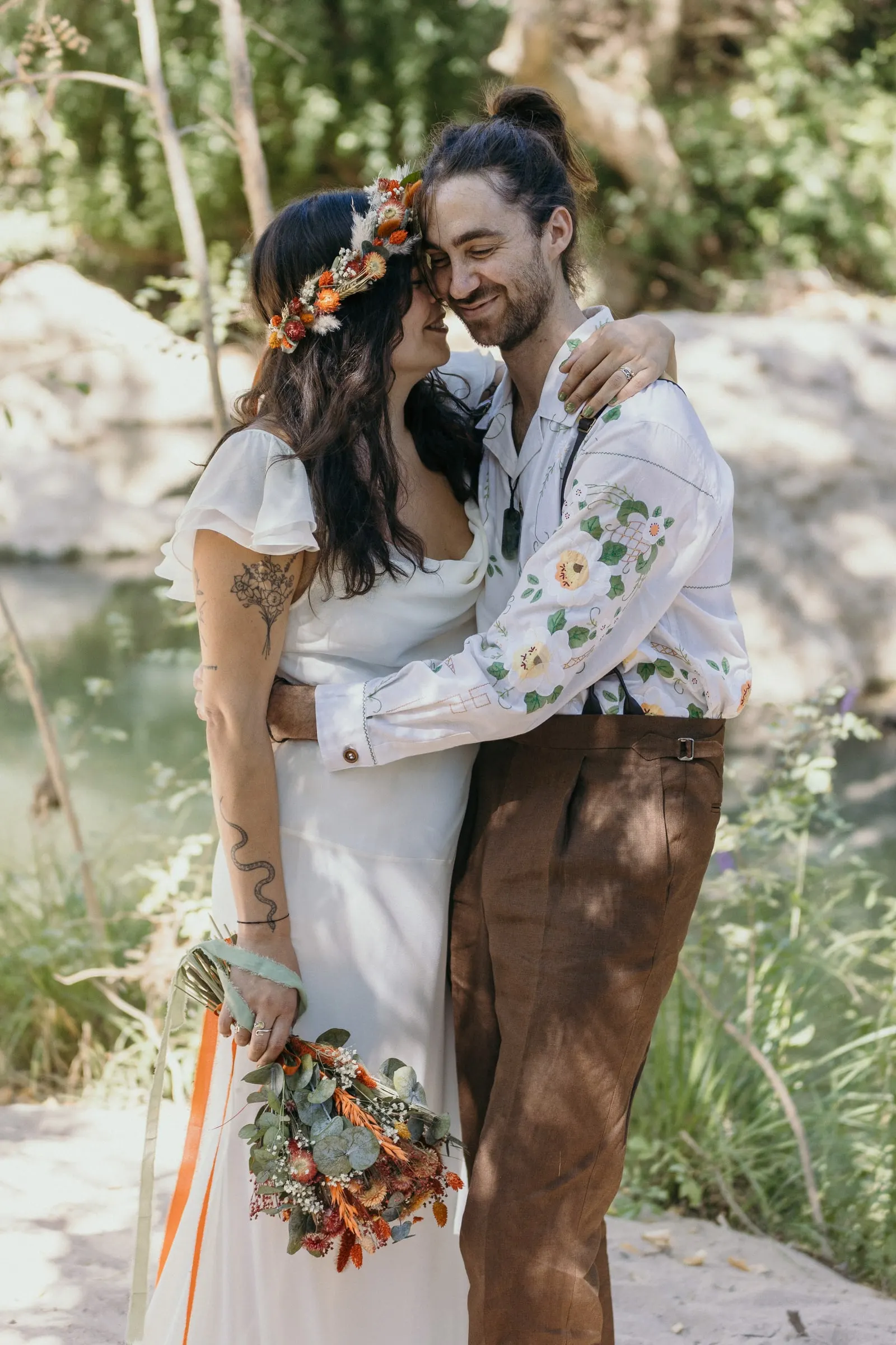 Couple embracing on the riverside path in Jimera de Líbar