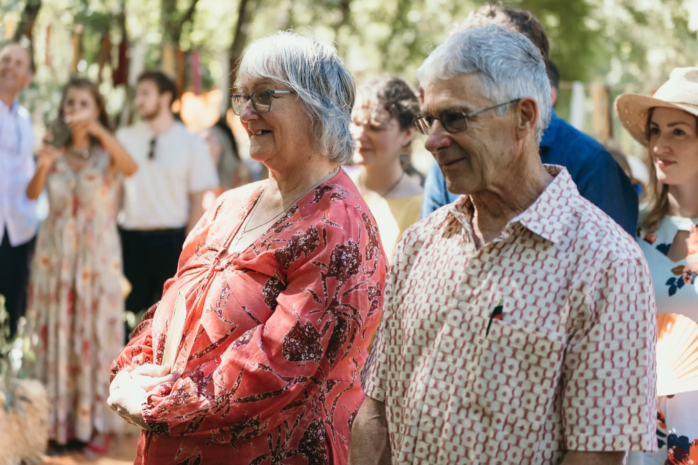 Los padres del novio siguen la ceremonia emocionados