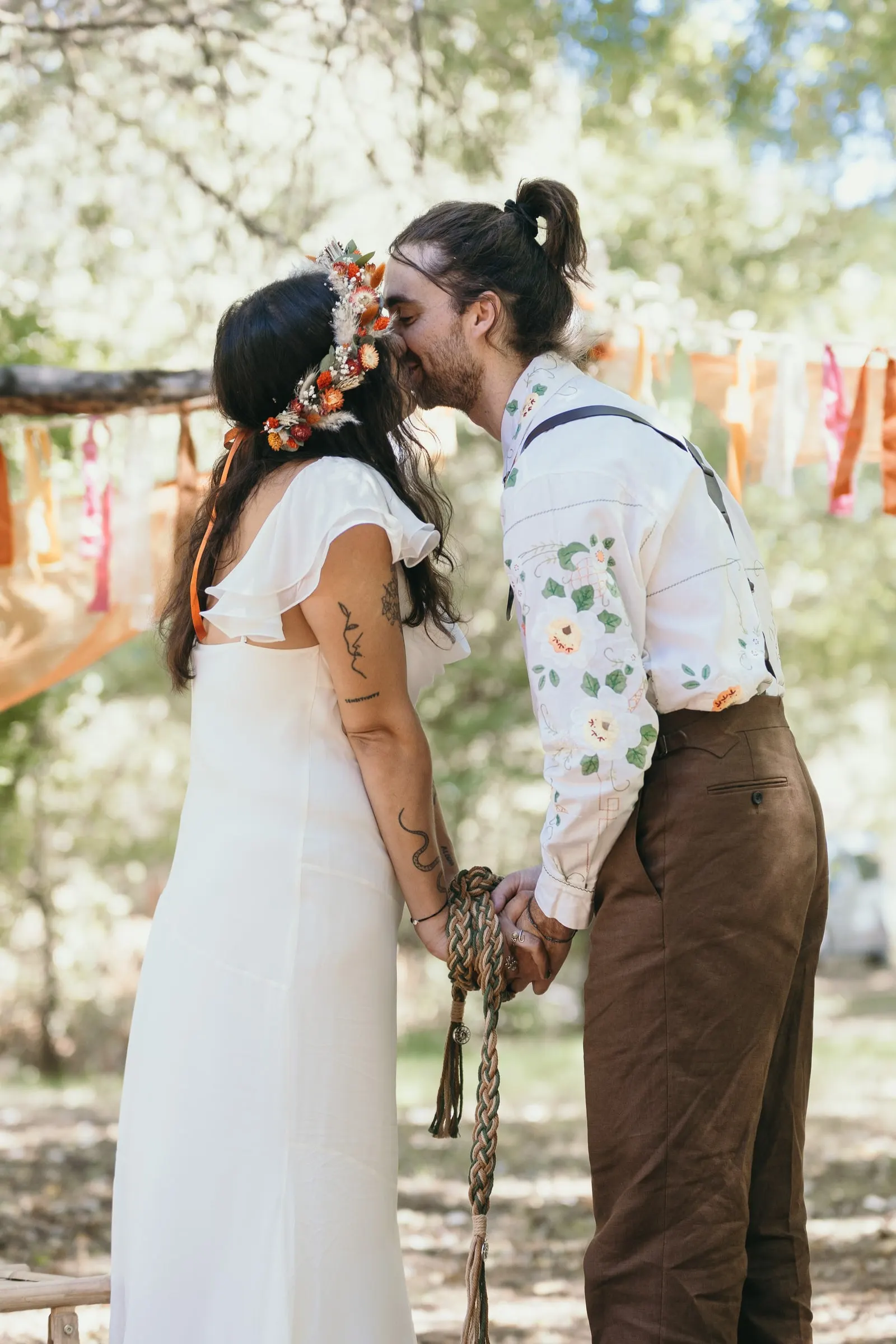 Primer beso tras la unión de manos en la ceremonia del bosque