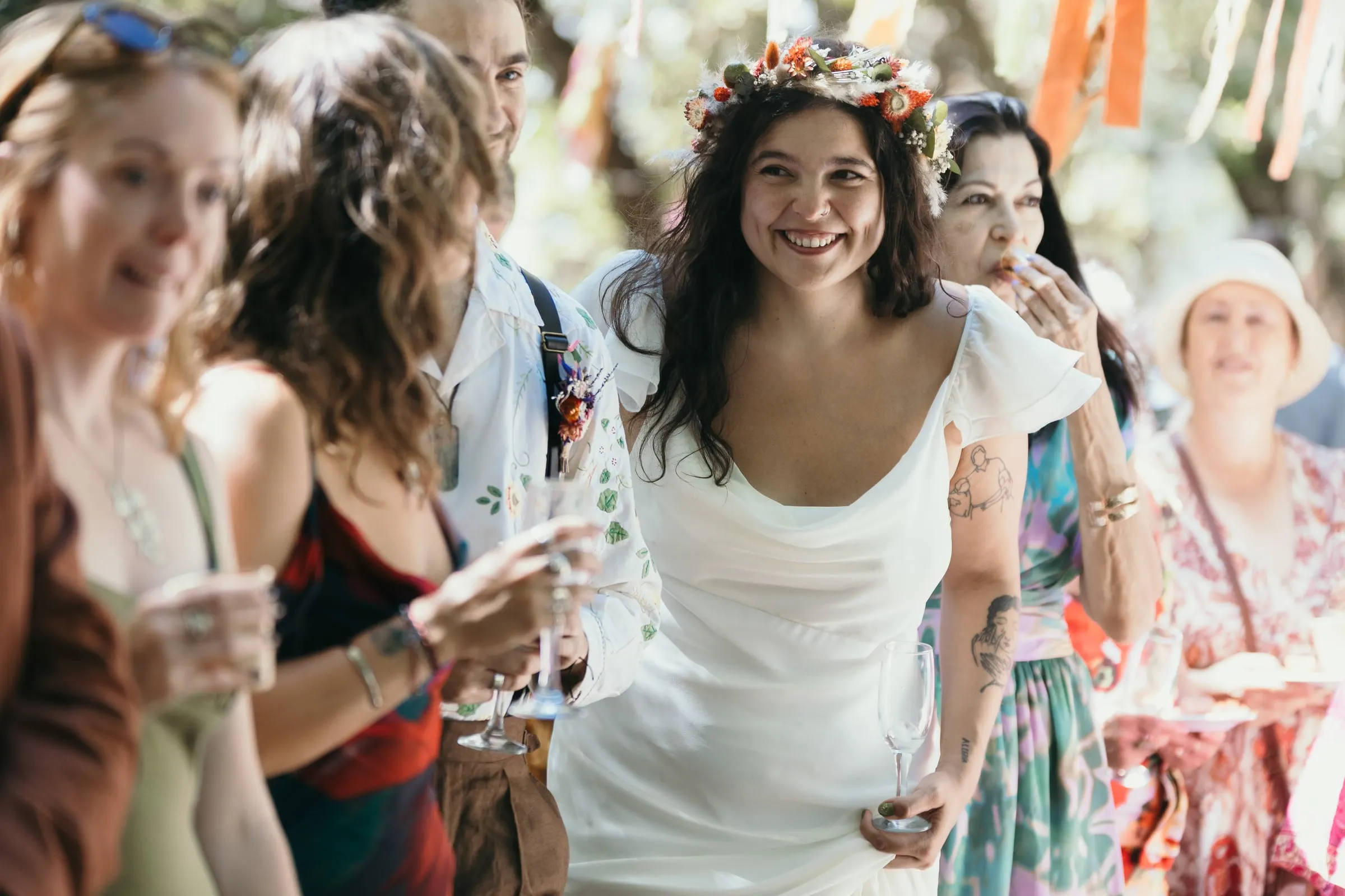 La novia se ríe con una copa entre sus amigas tras la ceremonia