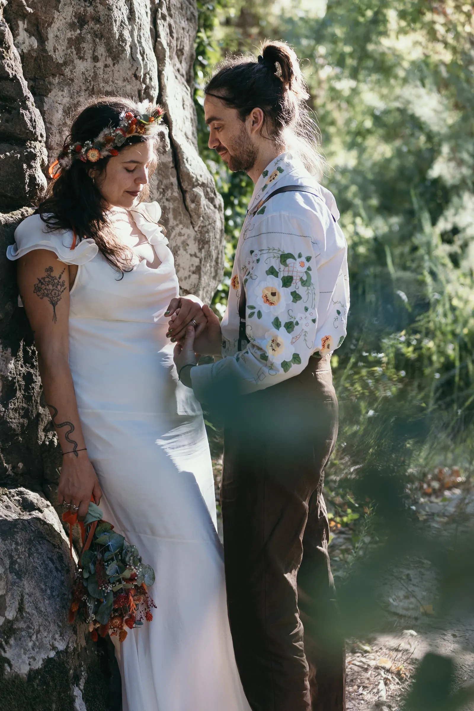 Los novios junto a una pared de roca a la sombra junto al río