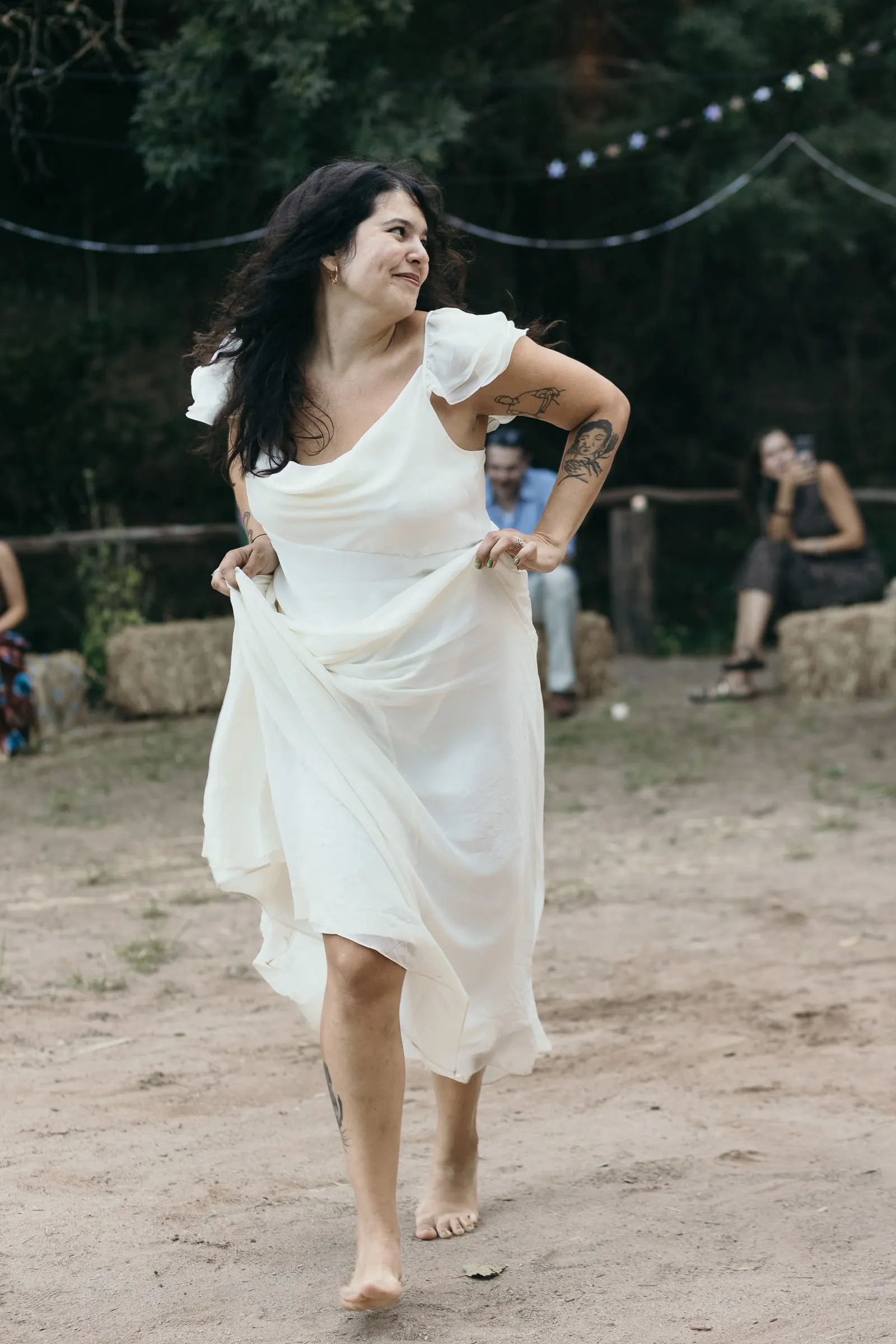 La novia baila descalza en la pista de arena de Molino La Flor