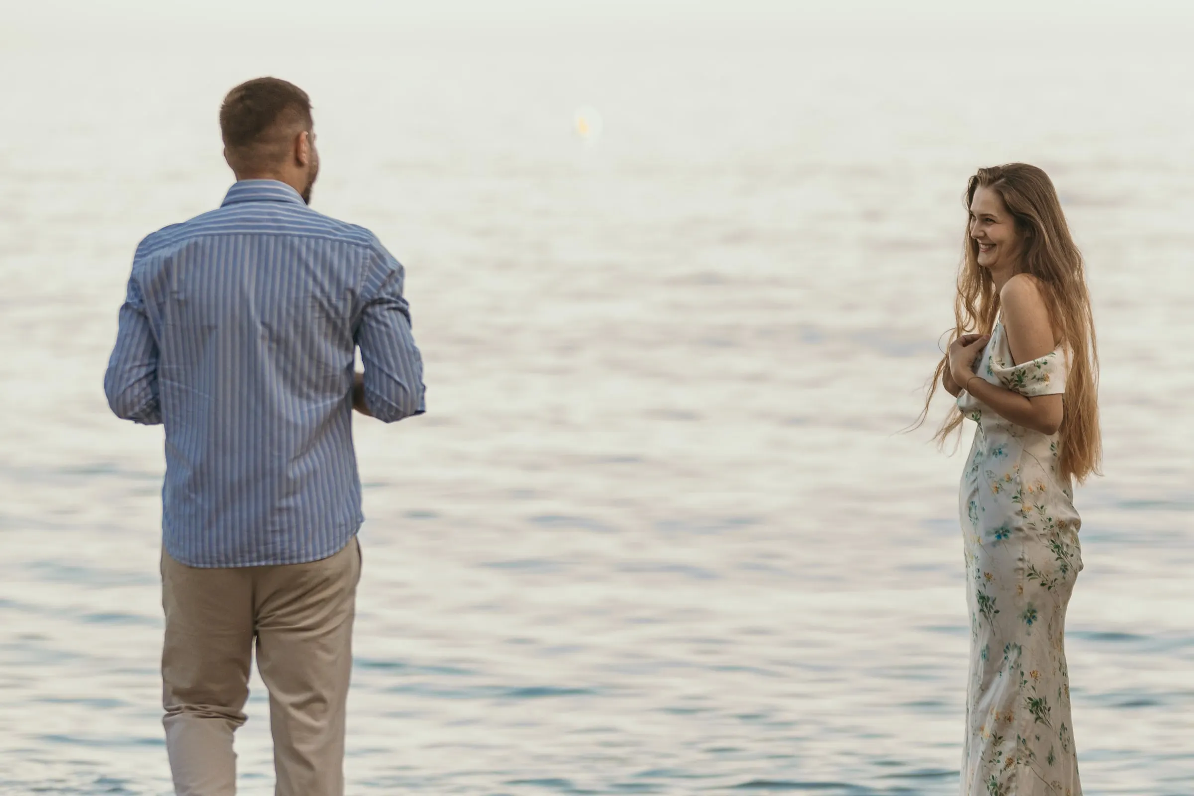 Él camina hacia ella, que le espera sonriendo en la orilla, en la playa de Nerja