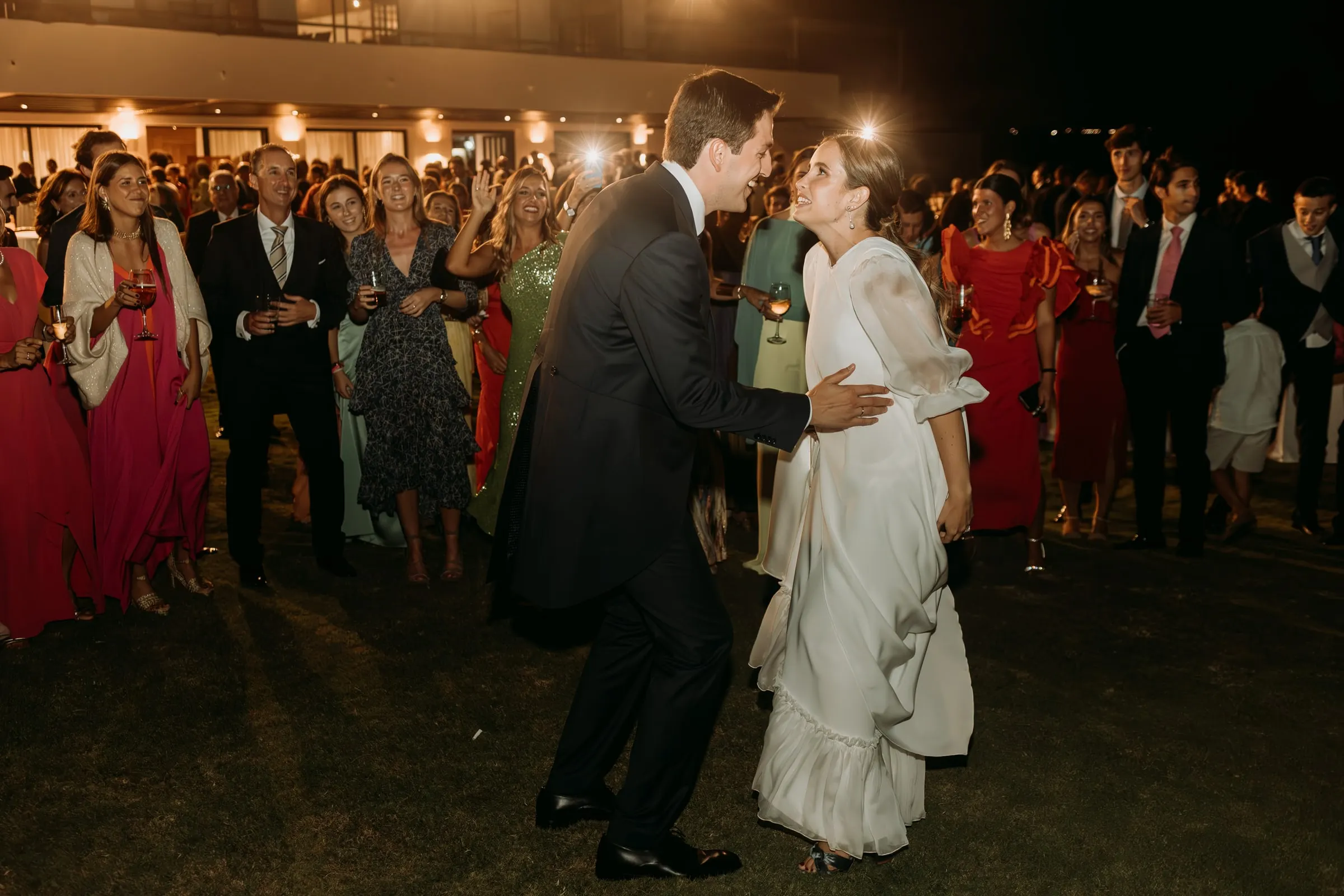 Los novios empiezan su primer baile en el césped mientras los invitados graban con el móvil