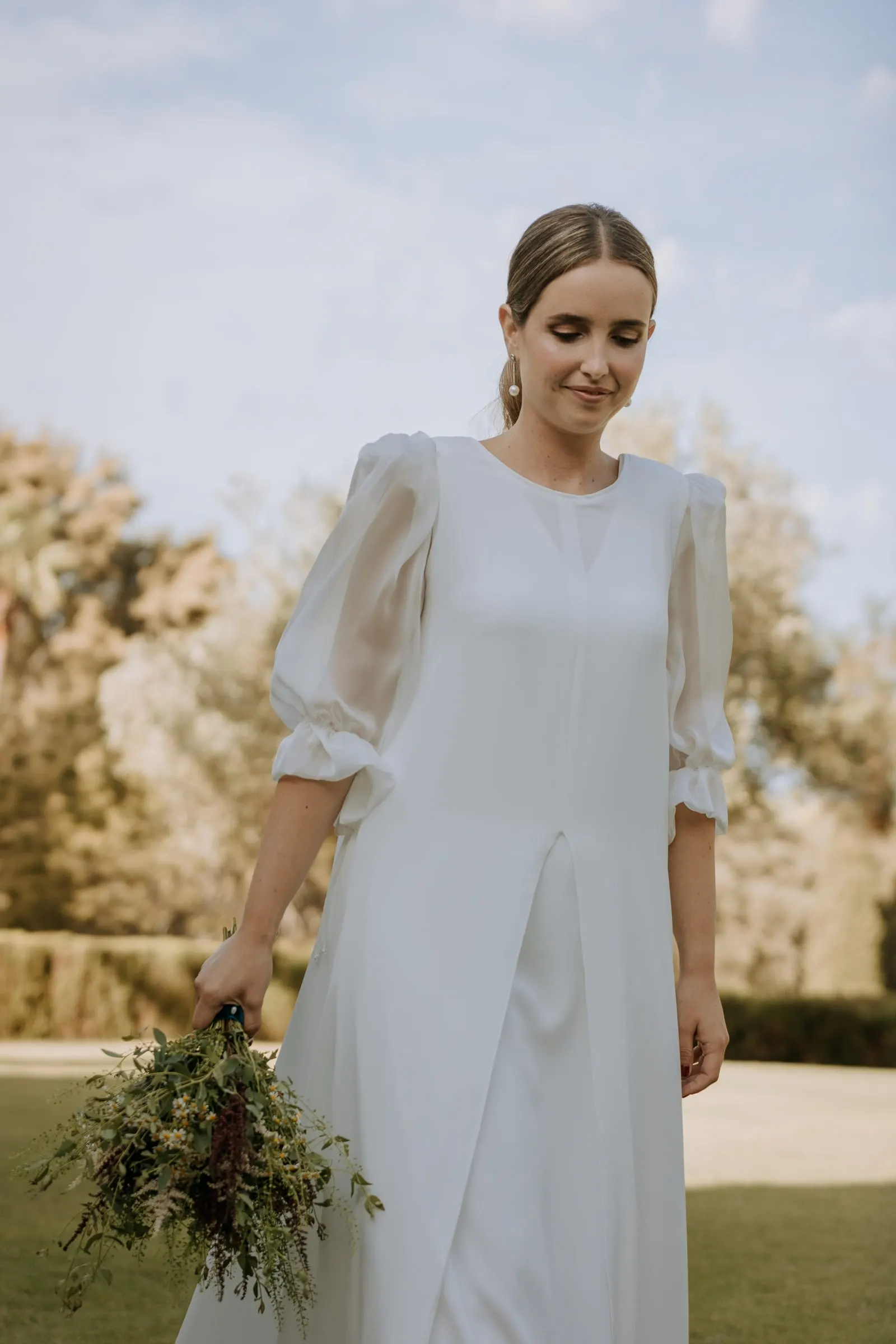 La novia con su ramo de flores silvestres al sol de la tarde, Sotogrande