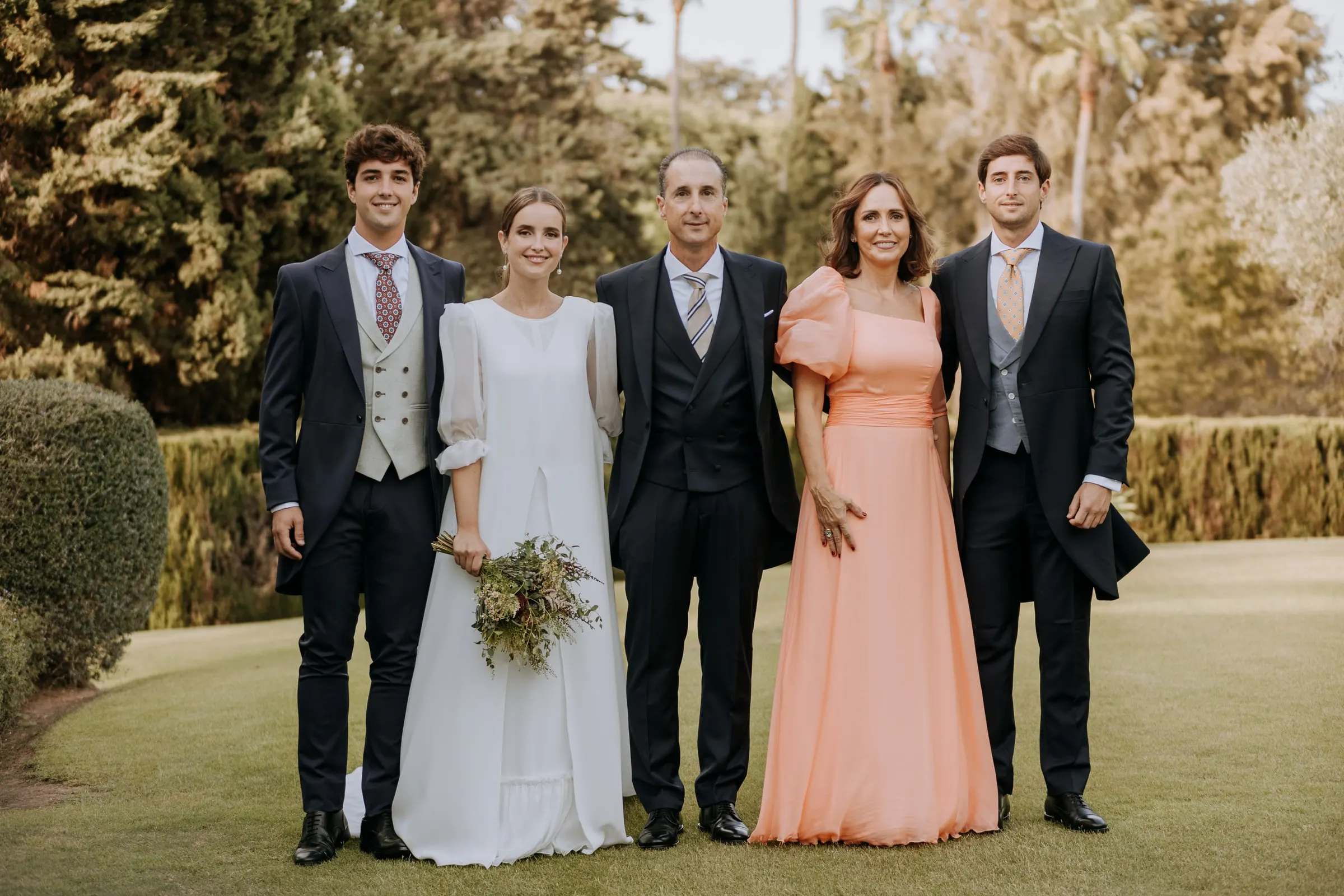 Family portrait with the bride in the garden before the ceremony in Sotogrande