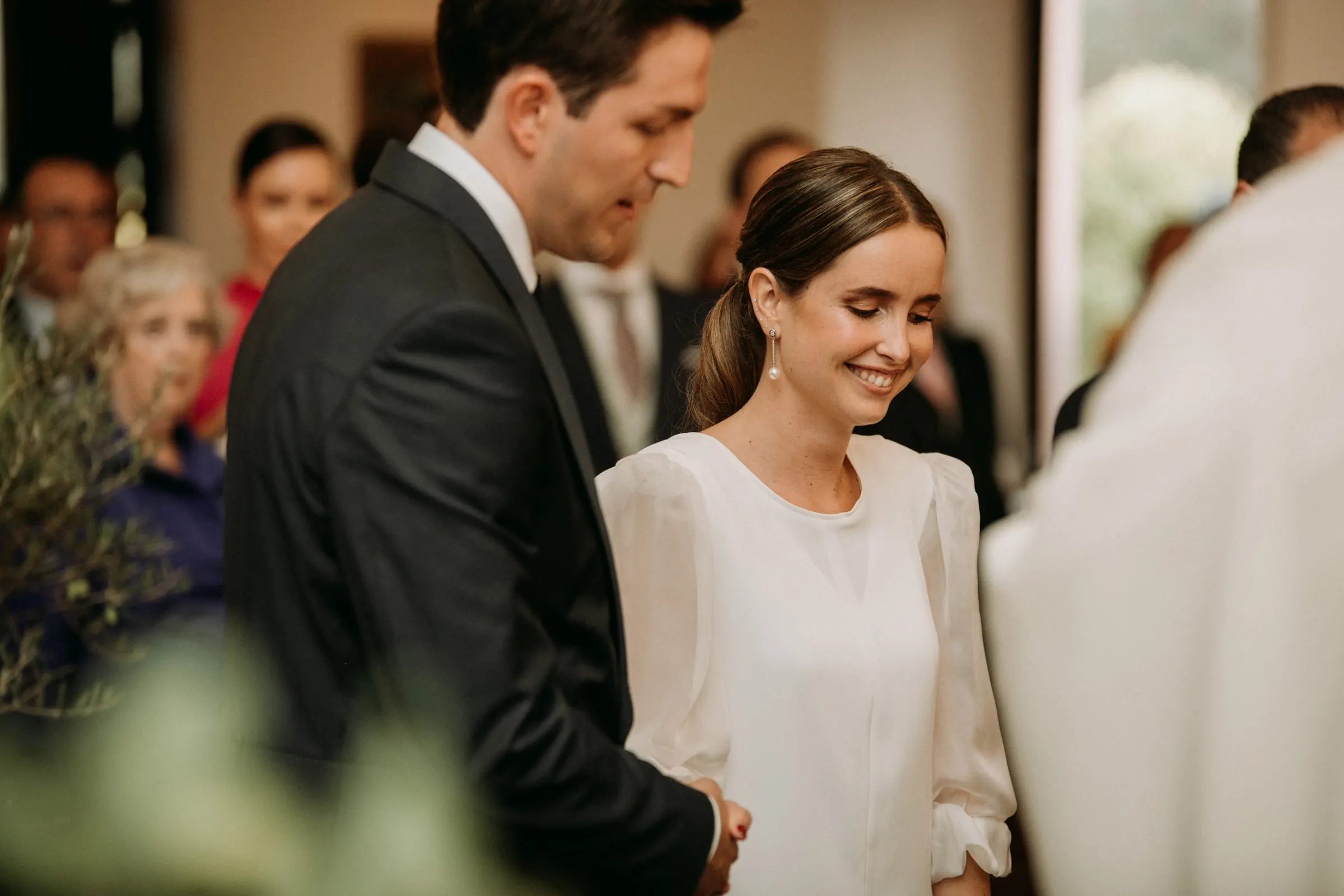 Los novios se sonríen durante los votos