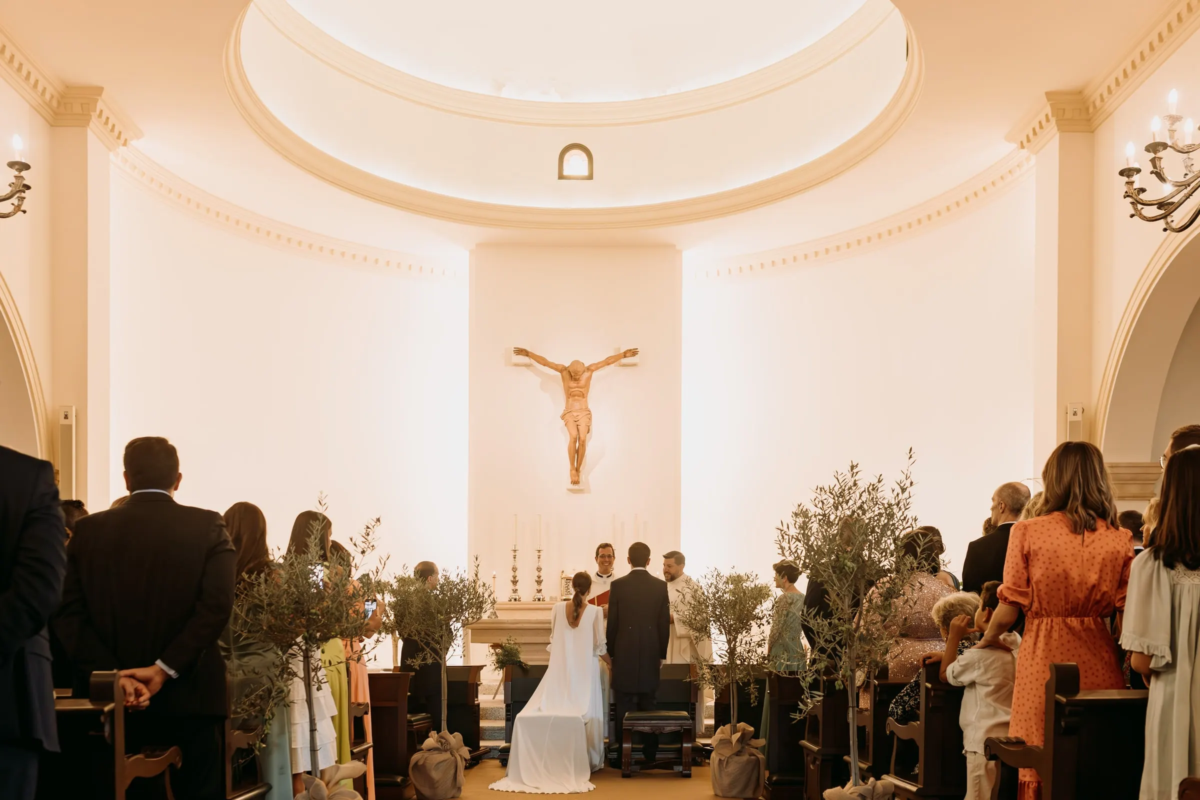 Vista general del ábside blanco y el crucifijo de la iglesia de Nuestra Señora de la Merced durante la boda, Sotogrande