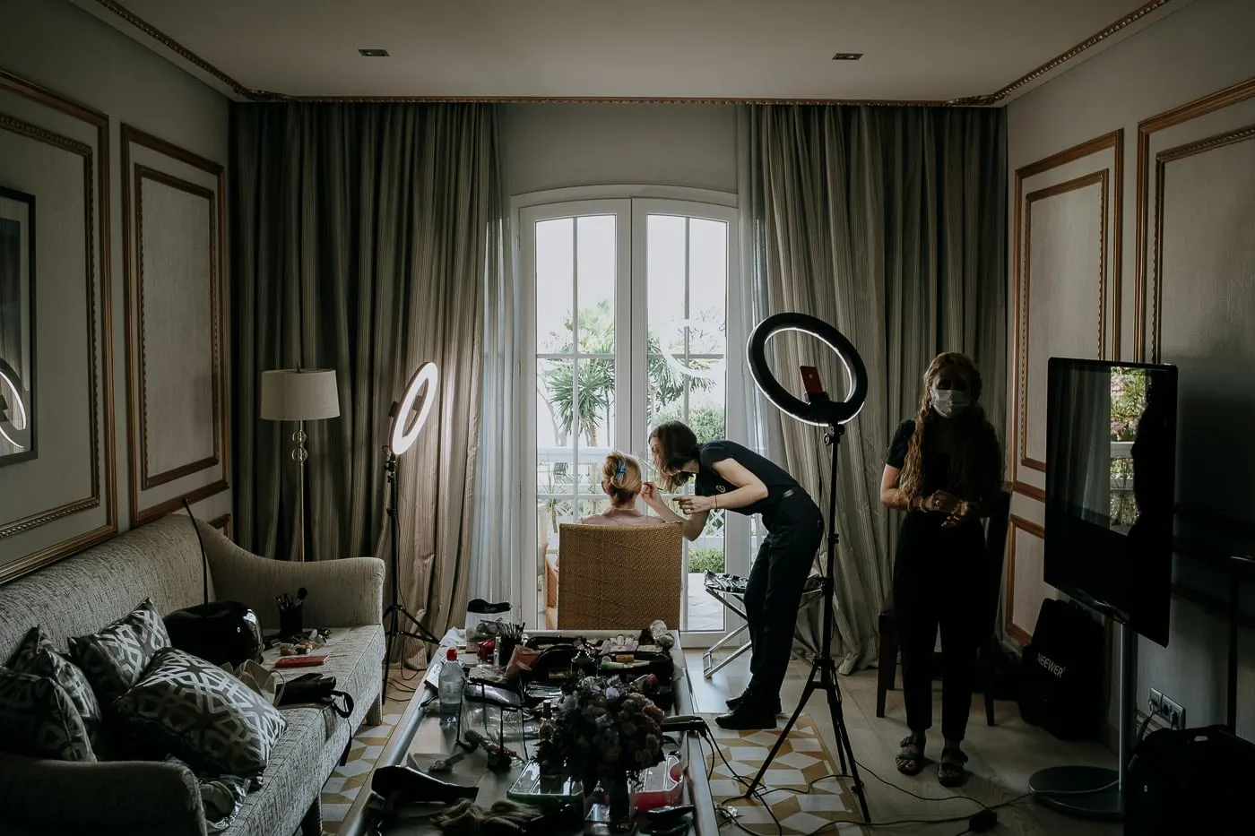 Suite de hotel con aros de luz preparados para la peluquería y el maquillaje de la novia, Estepona