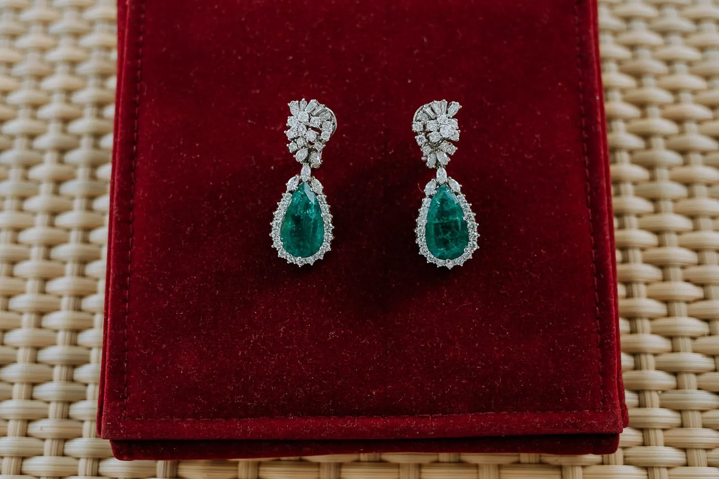 Pendientes de esmeraldas y brillantes sobre terciopelo rojo