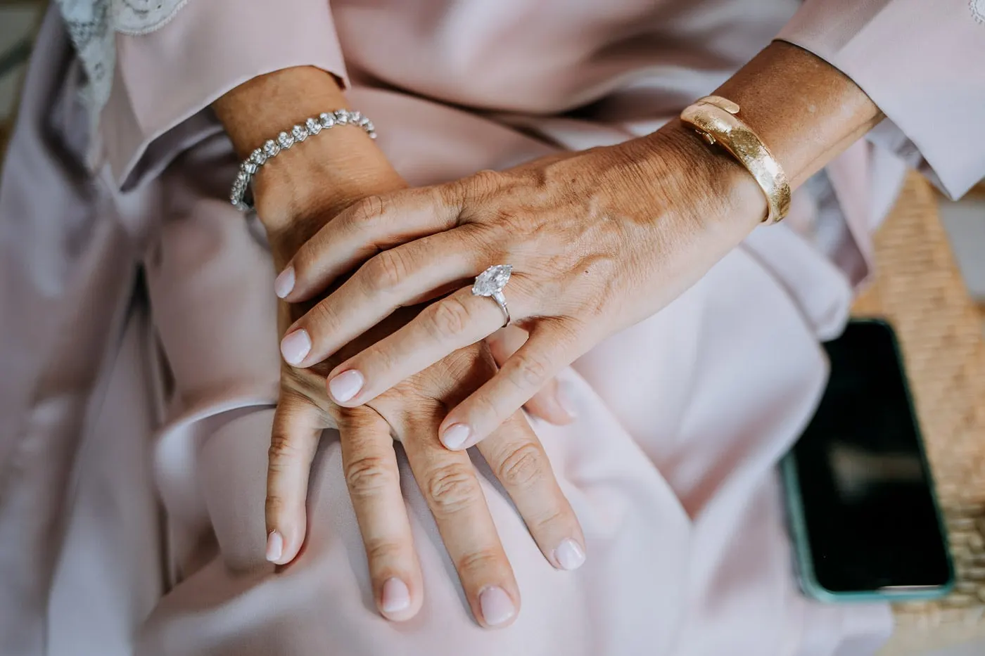 Detalle del anillo de pedida y las pulseras de la novia