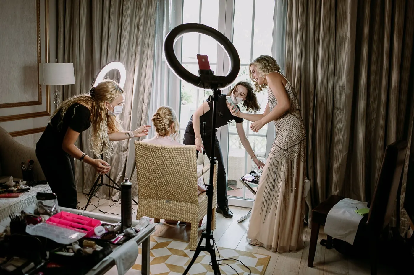La suite llena de peluquería, maquillaje y amigas preparándose