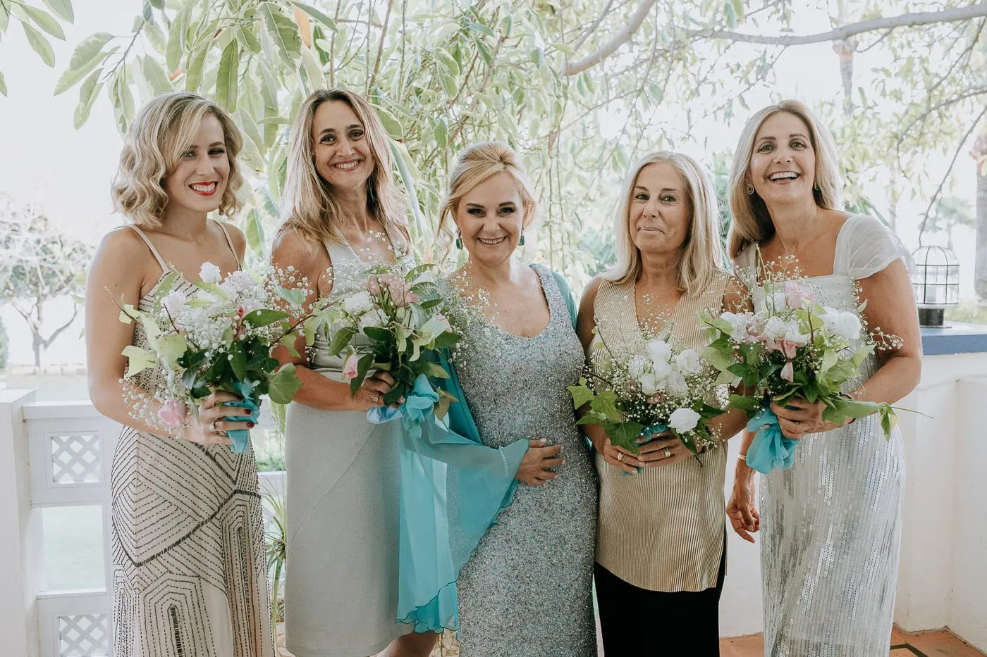 La novia con cinco amigas y sus ramos en el balcón, Estepona