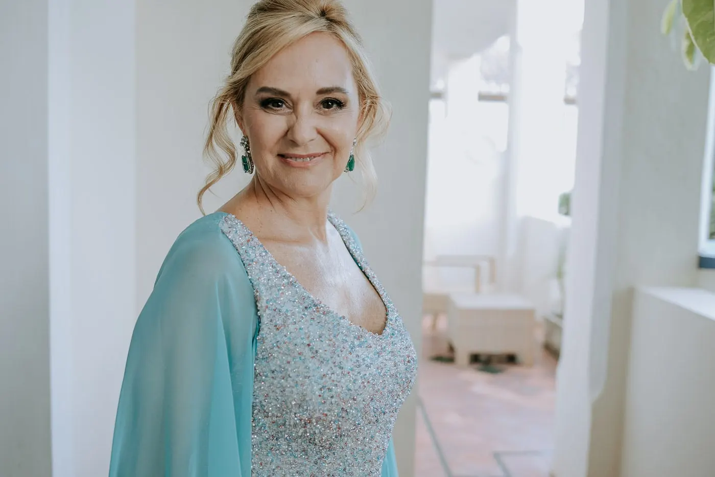 Retrato de la novia con vestido de lentejuelas y pendientes de esmeraldas