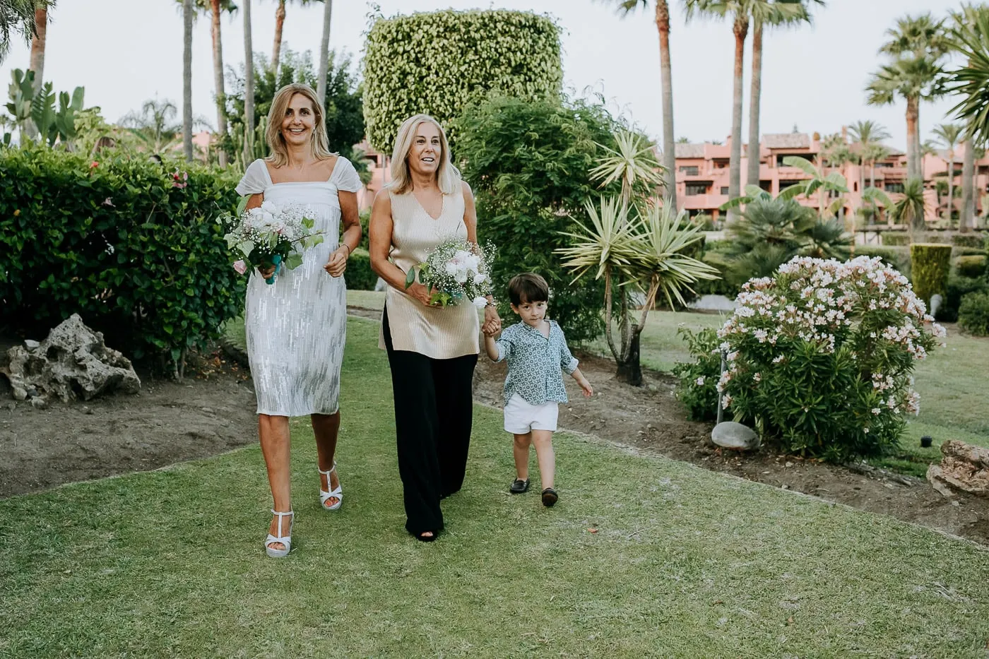 Dos amigas y un niño camino de la ceremonia
