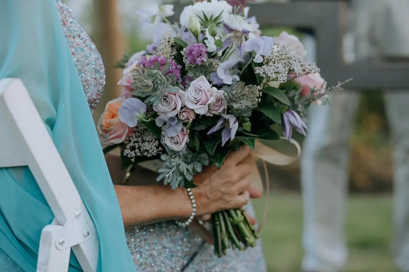 Detalle del ramo lila en las manos de la novia