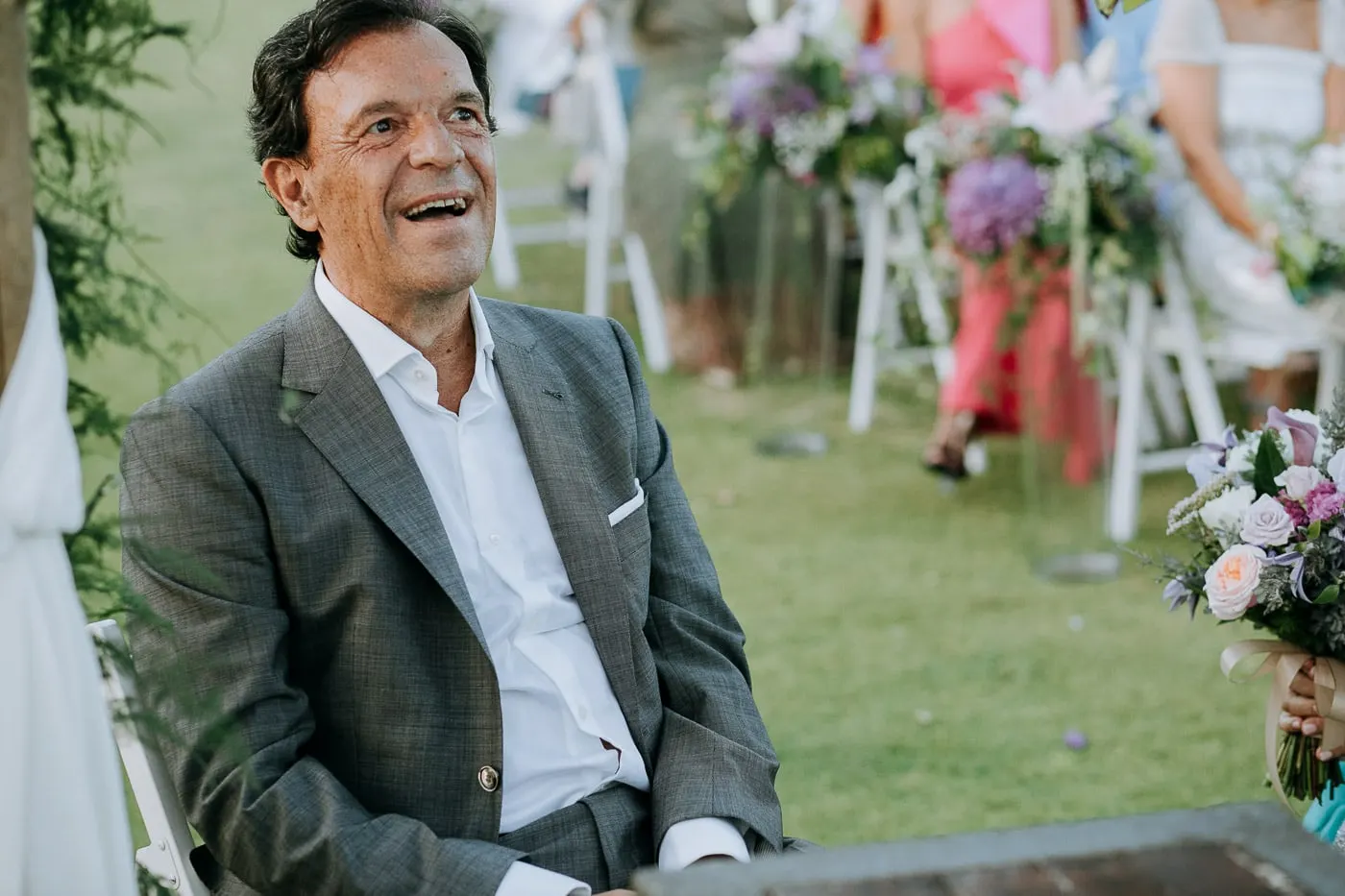 El novio se ríe durante la ceremonia en el jardín