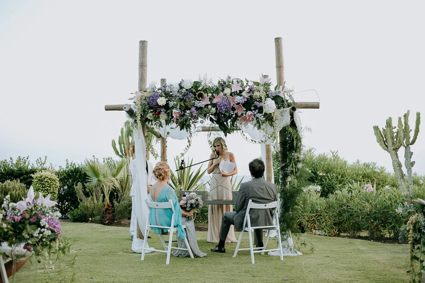 Una lectura bajo el arco de flores, entre cactus y con el mar alrededor