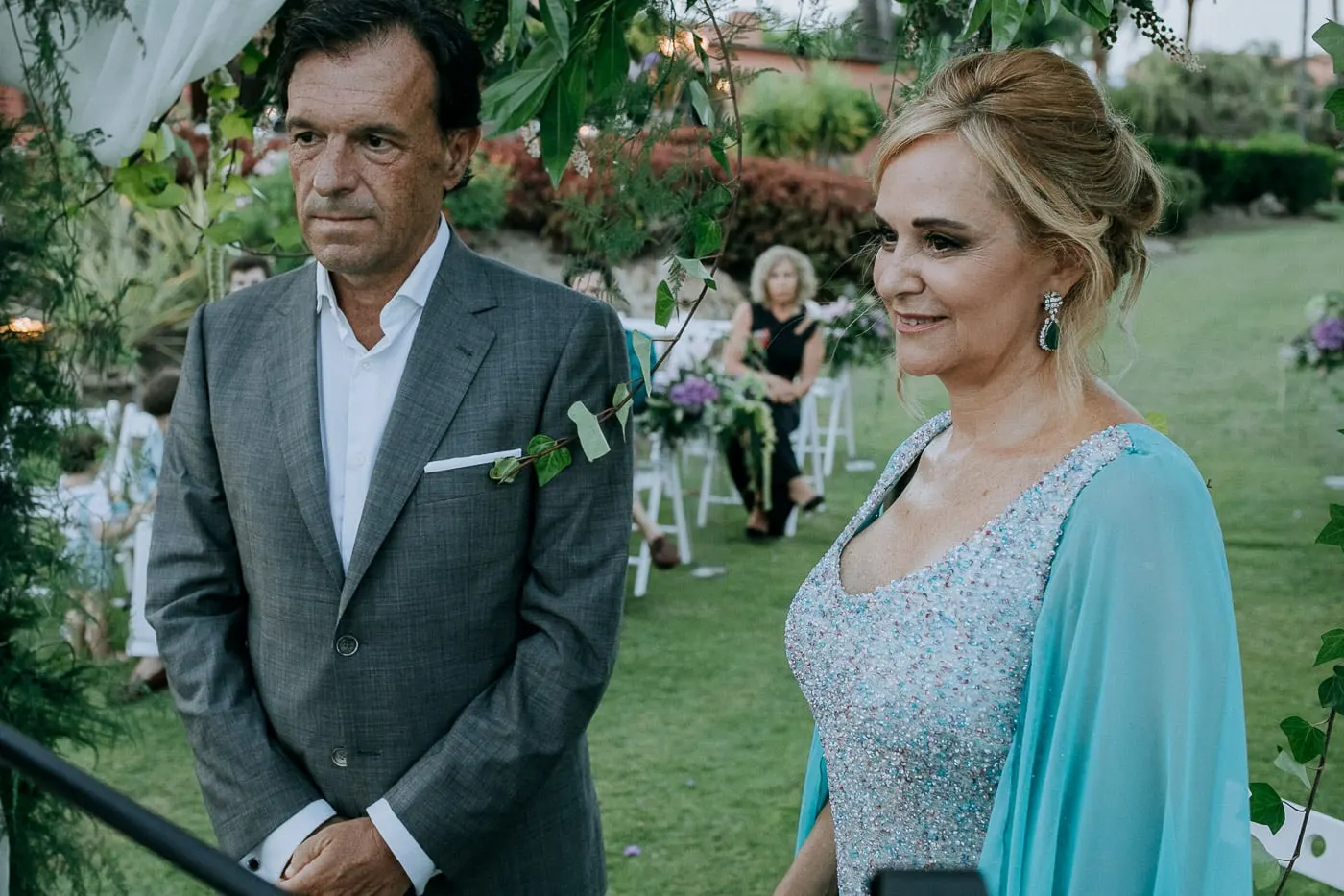 Los novios de pie para sus votos
