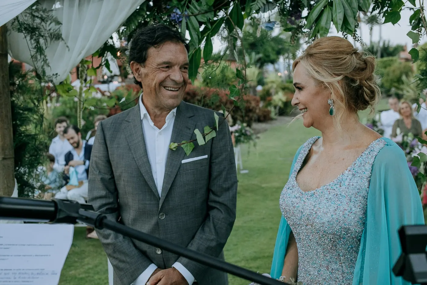 El novio se ríe junto a la novia ante el micrófono